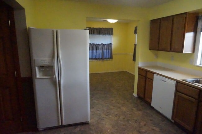 Building Photo - Large lot with room for a garden