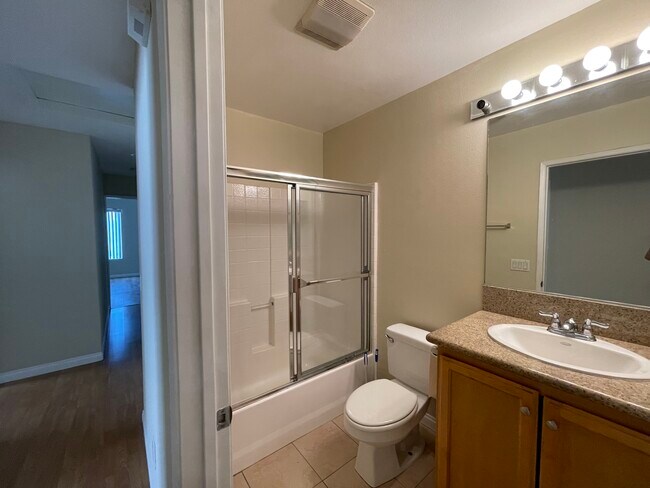 Building Photo - 13806 Vanowen St