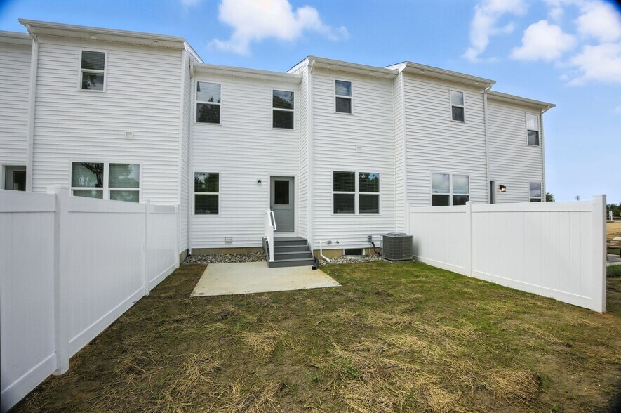 Building Photo - 41 Sequoia Dr