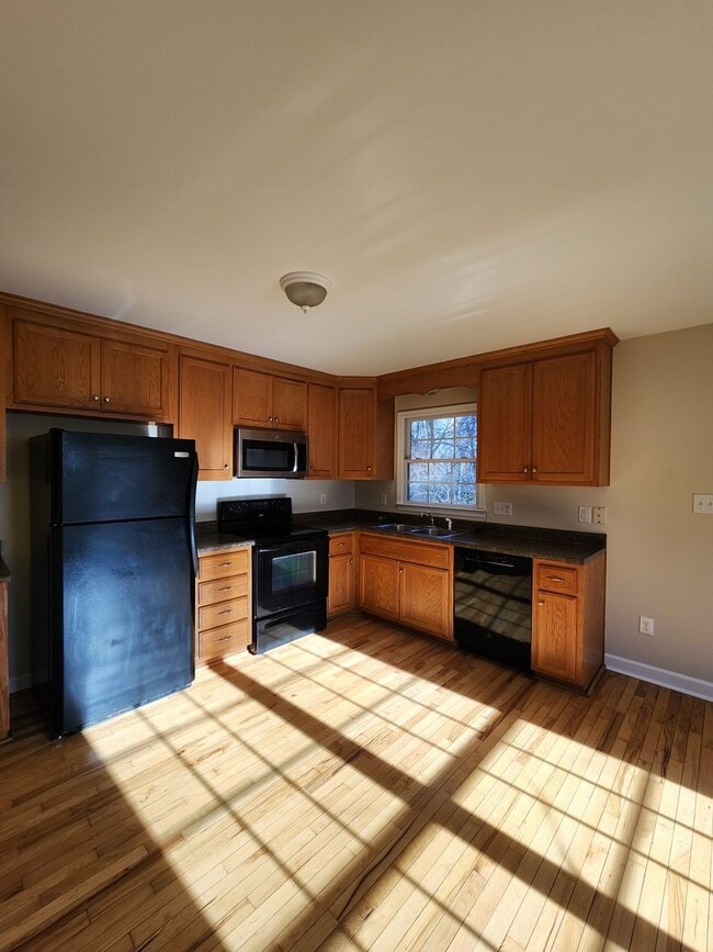 Building Photo - Asheville Rental!