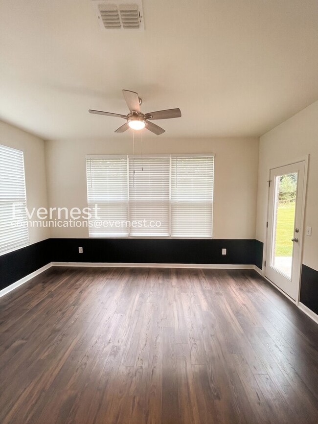 Building Photo - 3 Bed/3 Bath Townhome with Garage / Available Now!