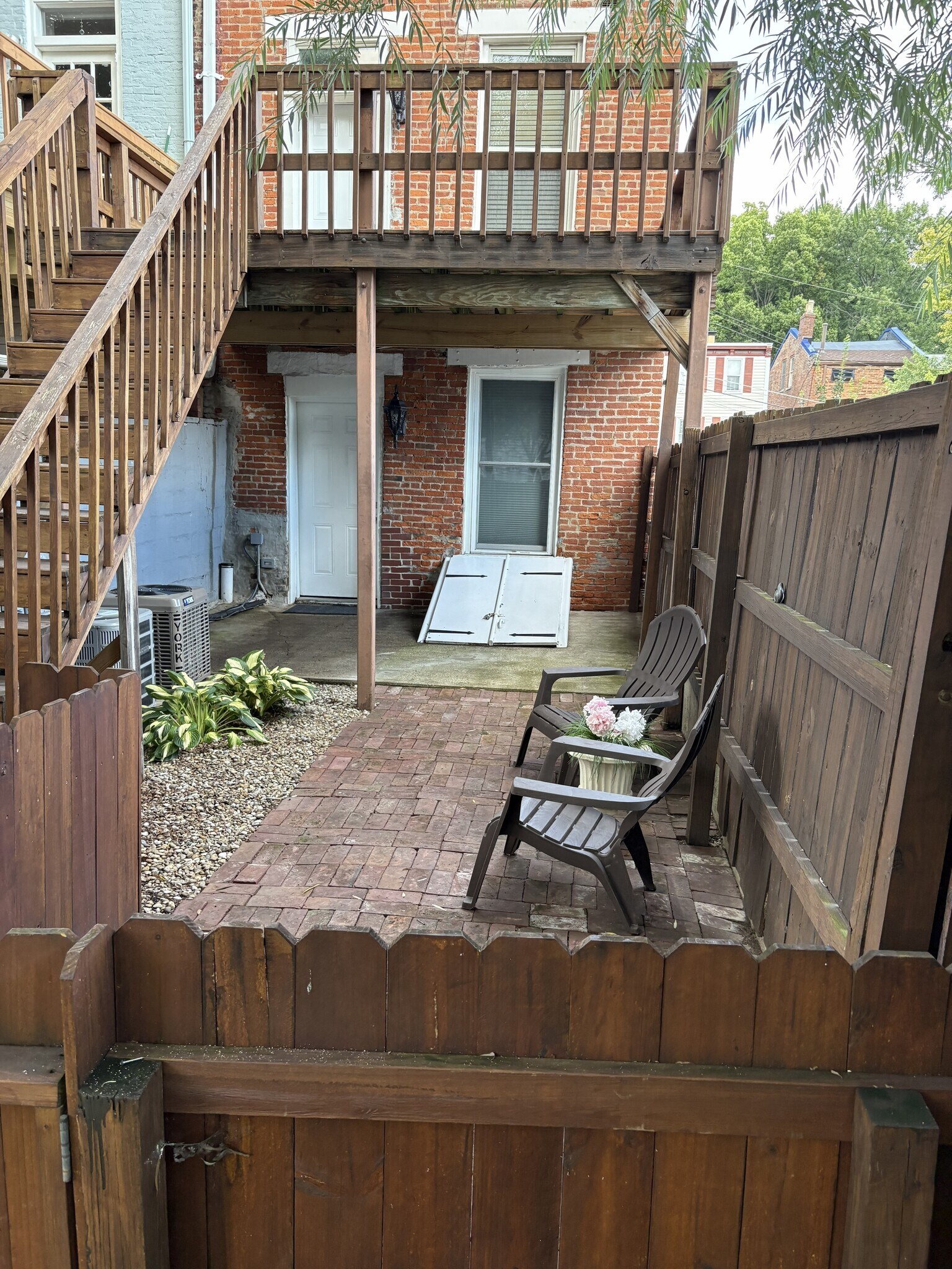 Courtyard - 1619 Mansfield St