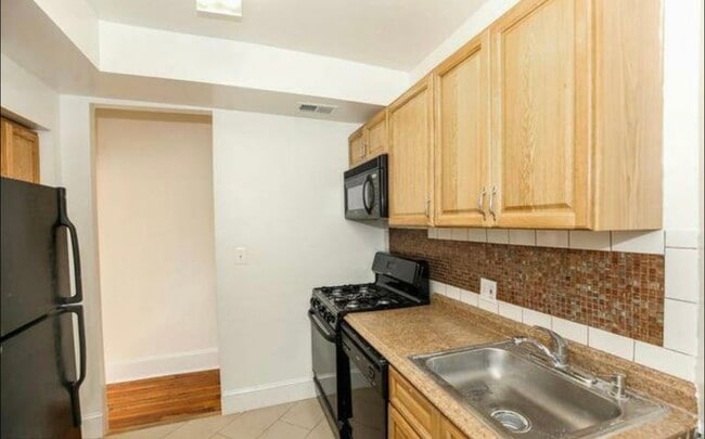 Building Photo - 1423 E Street NE, Unit 2nd Fl Front Bedroom
