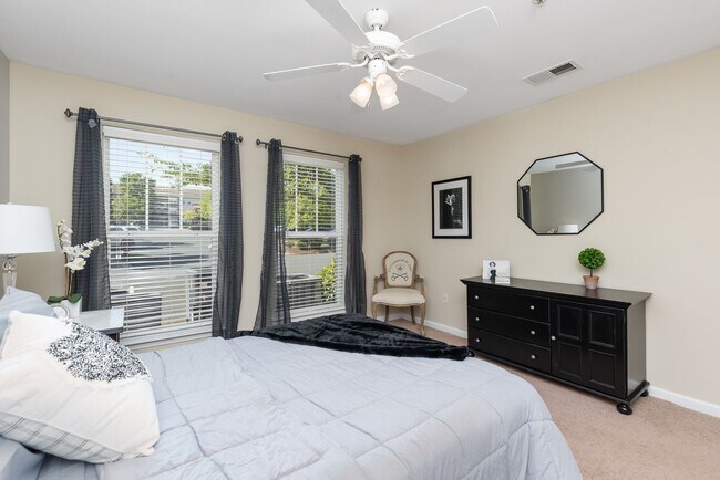 Building Photo - 3 Bedroom Flat, End unit Apartment - Available at Woodlands with $500 deposit. Ask your leasing a...