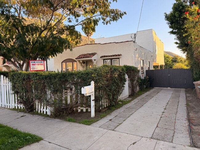 Building Photo - Cute home in Ventura Avenues includes garage for storage and a parking spot