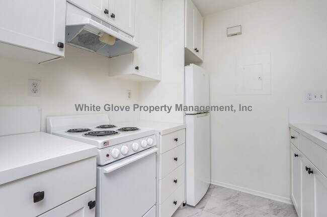 Building Photo - Charming Studio Condo with Garage in Desirable Las Palmas Community