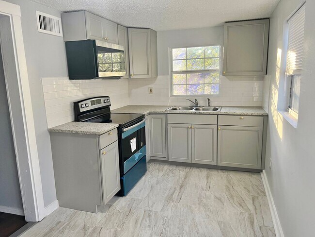 Building Photo - Newly Remodeled 3/2