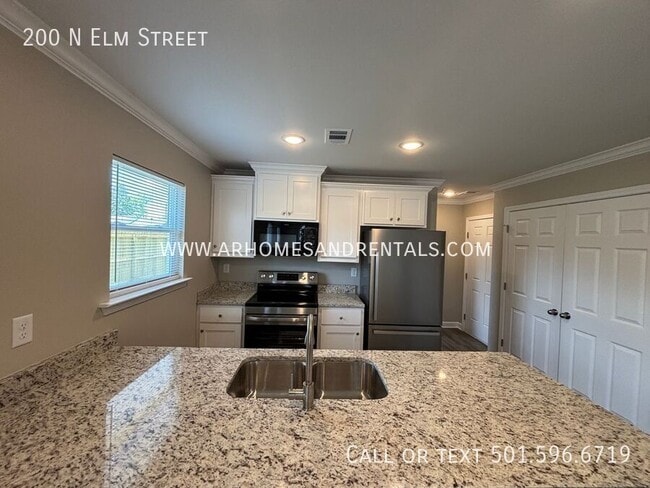Building Photo - 200 N Elm St