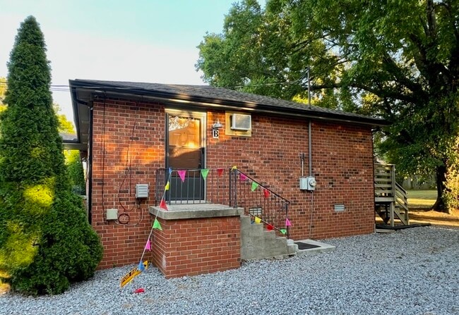 Building Photo - 212 Ewing Dr