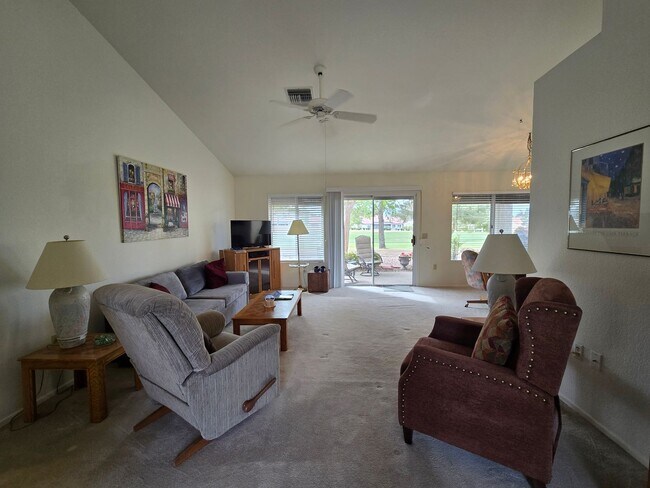 Building Photo - Fully Furnished single story 2 bed 2 bath ...