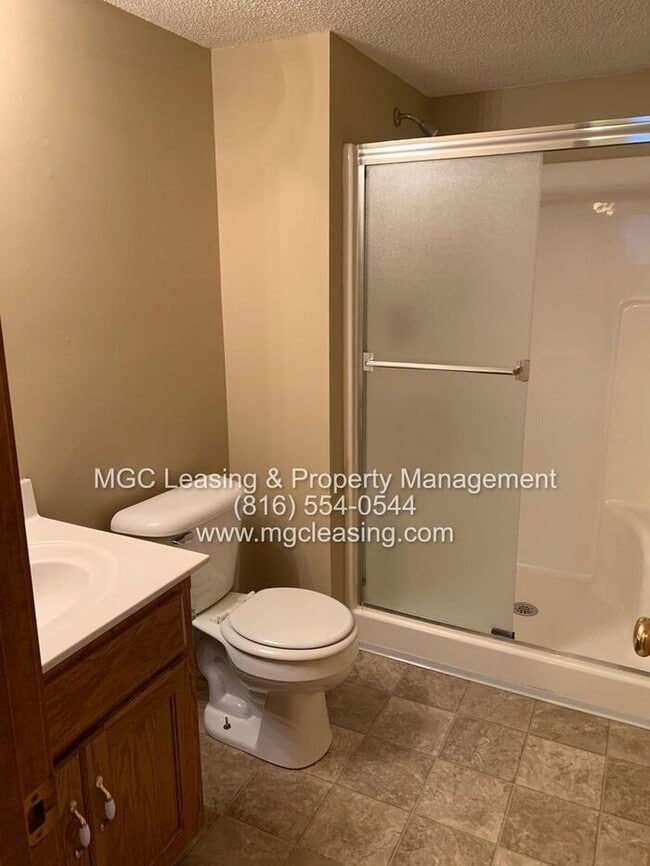 Building Photo - A Bright, Comfortable Split-Level Home in a Convenient Raymore Location