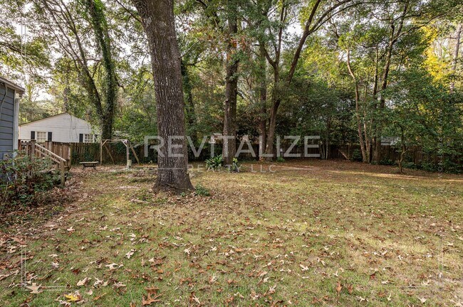 Building Photo - Updated 2 Bed 1 Bath Cottage in Established Neighborhood!