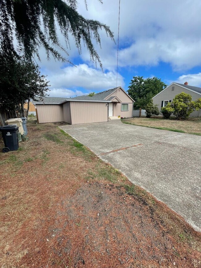 Building Photo - Convieniently located charming home with m...