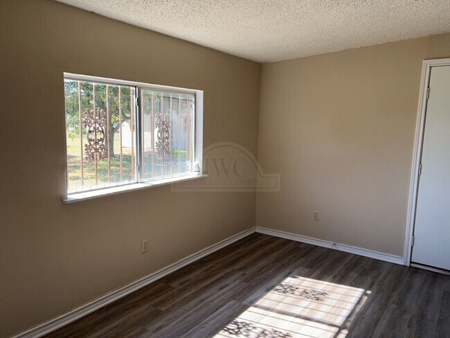 Building Photo - 3808 Peaks Dr