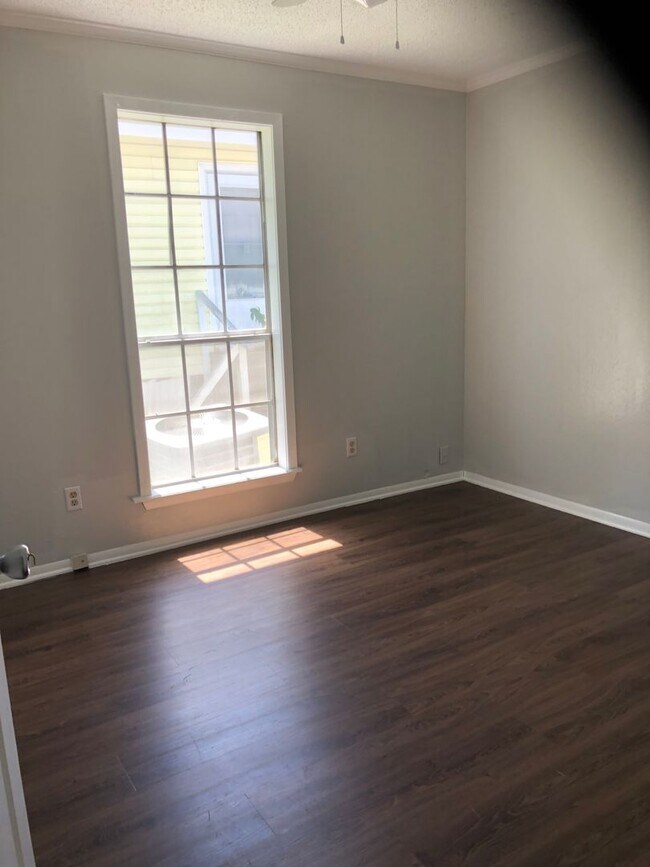 Building Photo - Move In Specual Large Duplex in a quiet cul-d-sac close to VA hospital