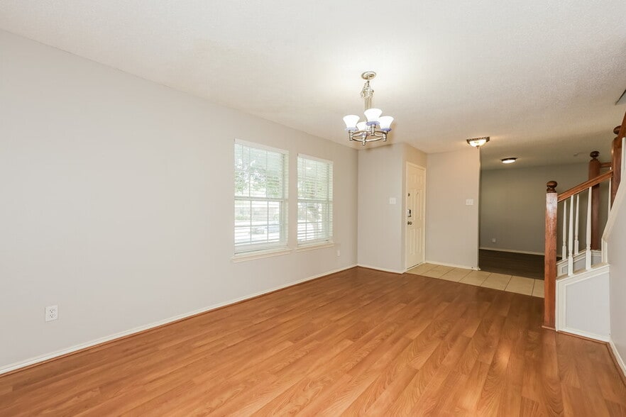 Building Photo - 735 Cedarwood Dr