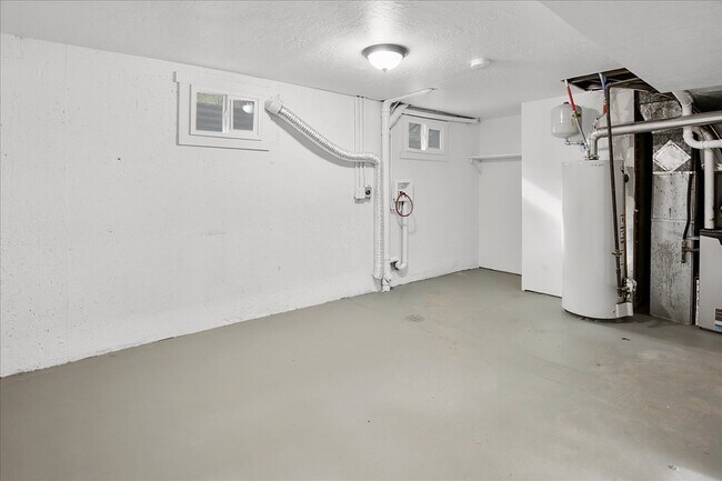 Building Photo - 205 40th St