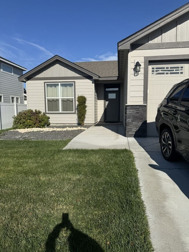 Building Photo - Lovely Open concept Low Maintenance