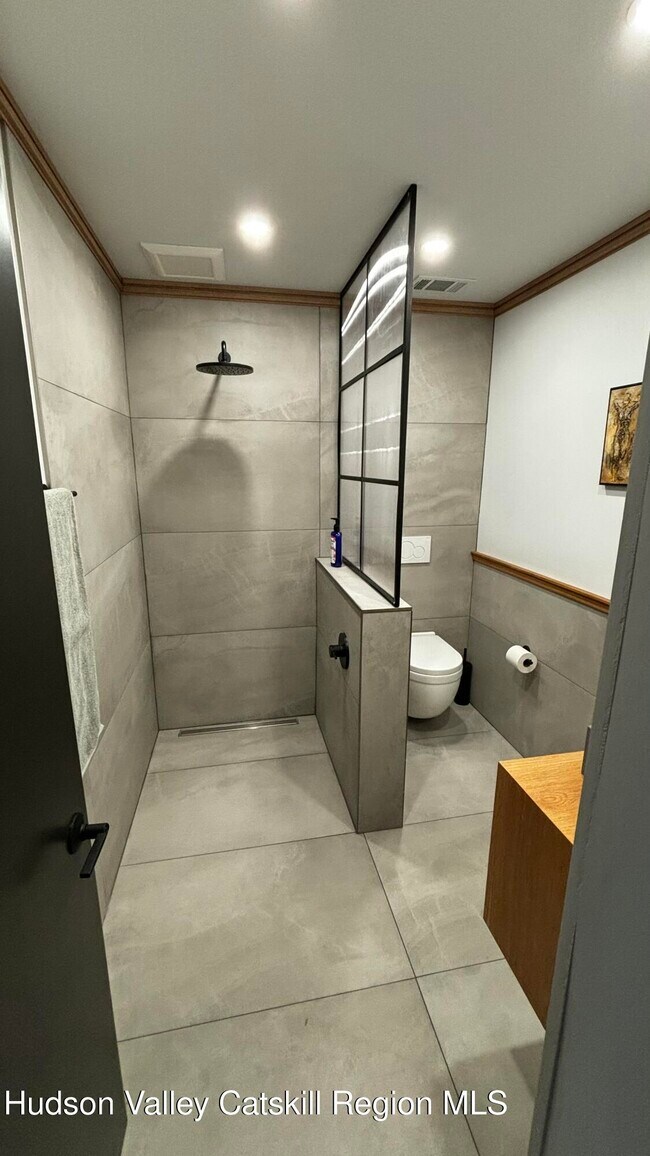 Building Photo - 13 Regal Rd