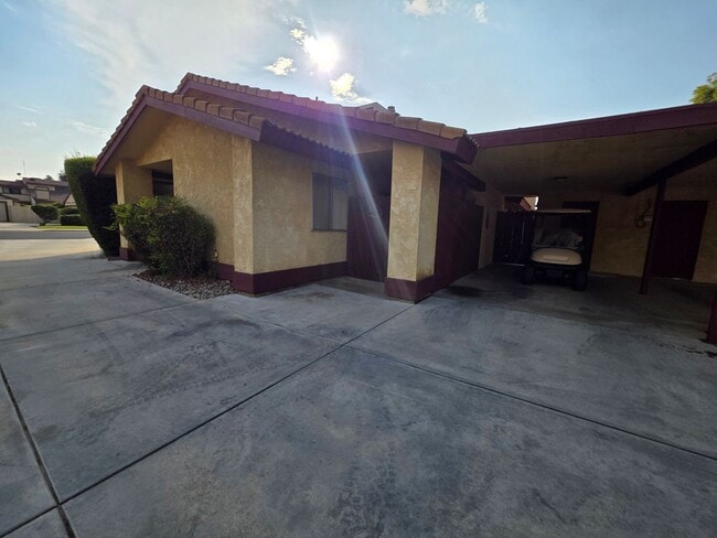 Building Photo - 2 bedroom 1 bathroom condo near Country Club!