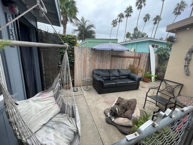 Building Photo - Awesome beach cottage across the Street fr...