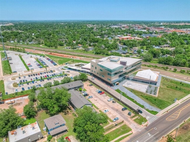 Building Photo - 131 W Acres St