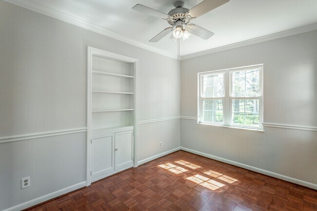 Building Photo - 3 Bedroom 2 Bath Classic