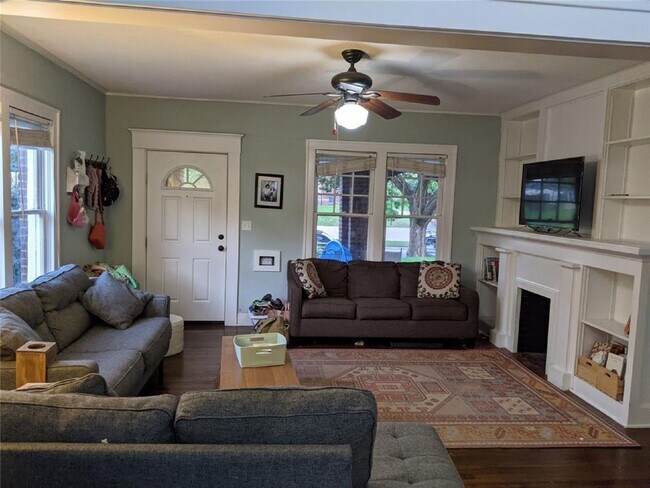 Building Photo - Daring 2 bedroom 1 bath in the heart of Ryan Place.