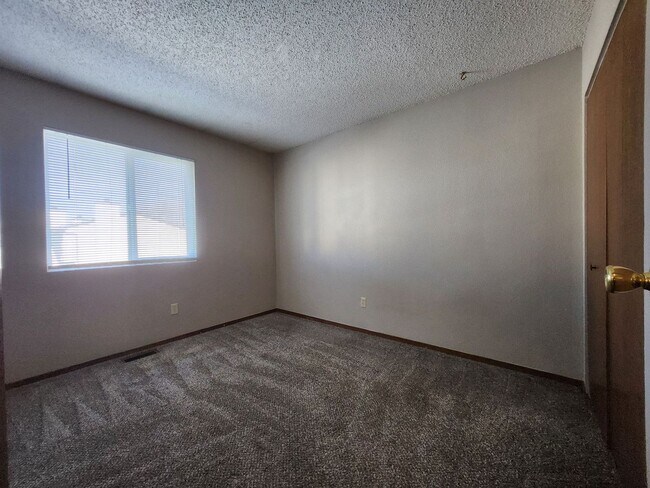 Building Photo - Well Maintained Townhome!