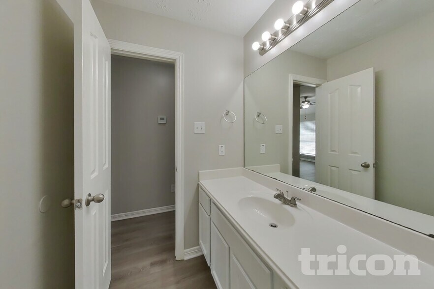 Building Photo - 24307 Hard Wood Dr