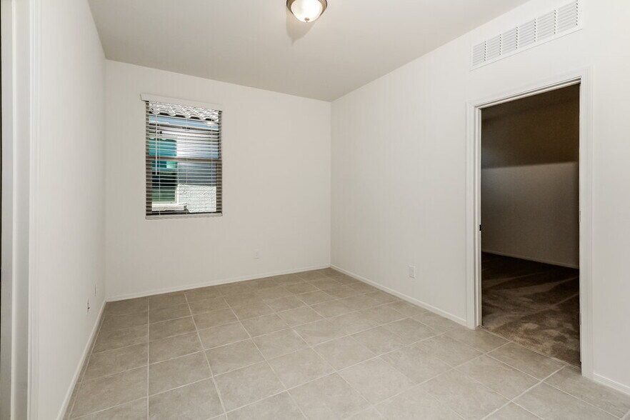 Building Photo - 10712 W Embrey Dr