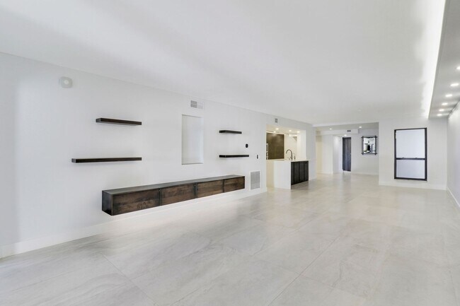 Building Photo - Beautiful 3 Bedroom 3 Bath Condo On North ...