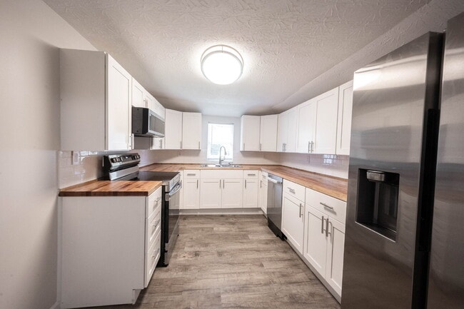 Building Photo - "Spacious 4-Bedroom Gem with 2 Full Baths ...
