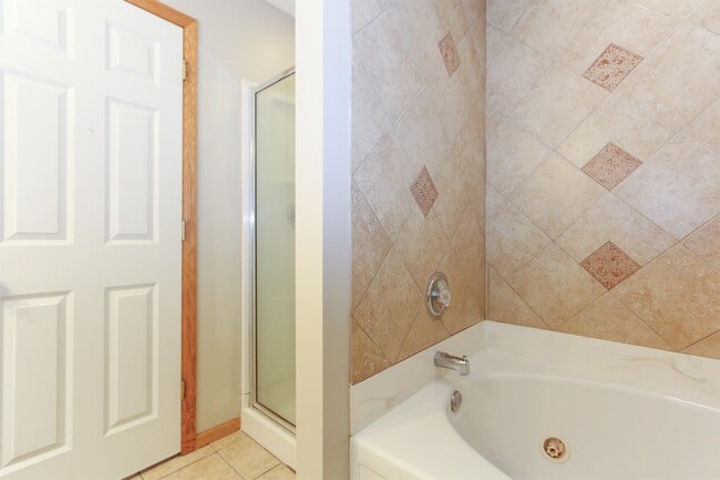 Building Photo - 8033 Stratford Cir S