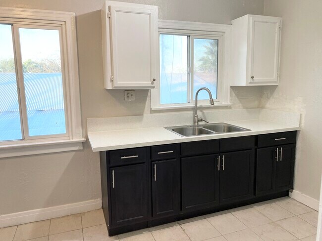 Building Photo - 800 N Tamarind Ave