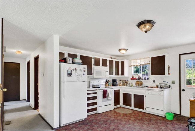 Building Photo - Spacious 4 Bedroom, 2 Bathroom Home