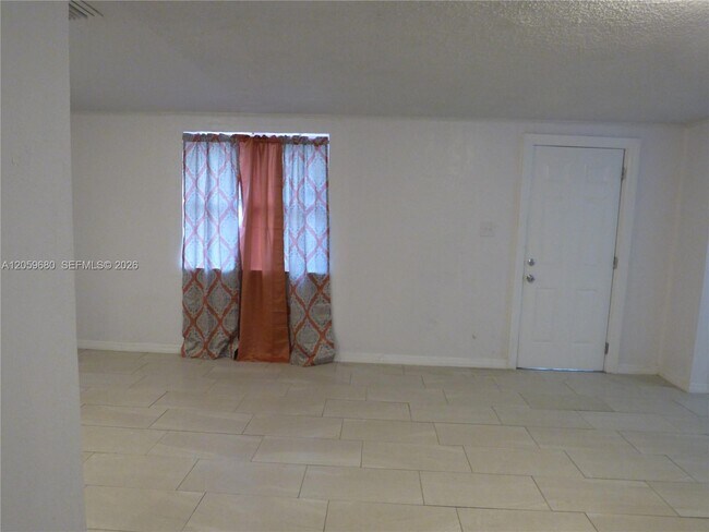 Building Photo - 1135 E Voorhis Ave