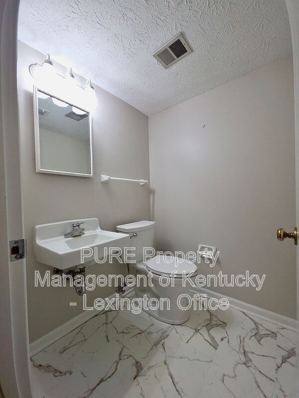 Building Photo - 3462 Lansdowne Dr