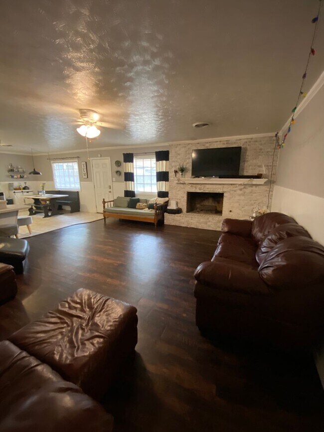 Building Photo - Great 3 Bedroom 2 Bathroom house with Bonu...