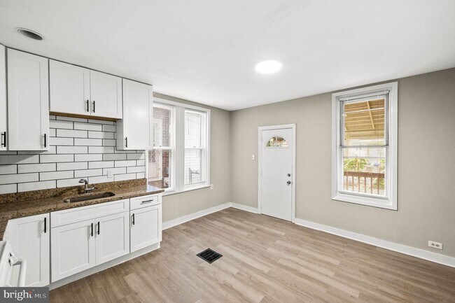 Building Photo - 5011 Larchwood Ave