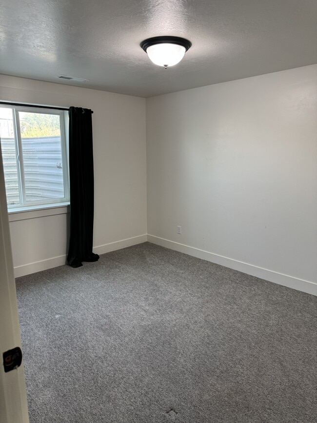 Building Photo - 890 W 110 S