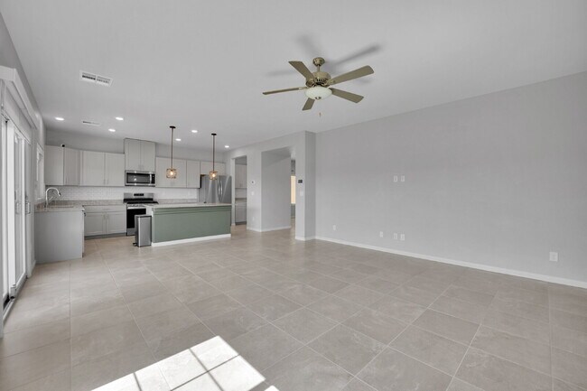 Building Photo - Gorgeous 5 Bedroom home!