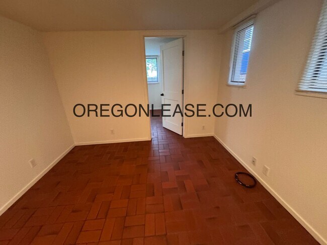 Building Photo - 1 bedroom 1 bath downtown apartment - available now