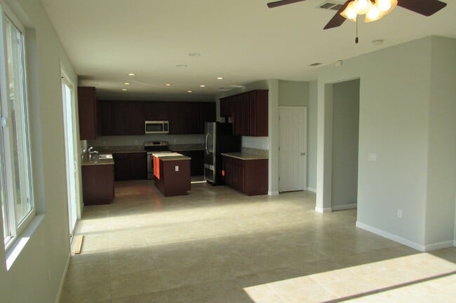 Building Photo - Gorgeous 4 Bed/2.5 Bath in Perfect Pittsburg Location