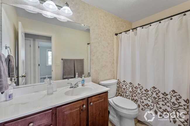 Building Photo - 9223 Silver Lake Dr