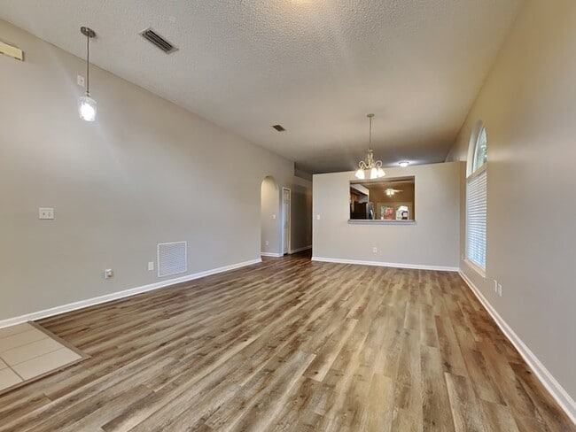 Building Photo - 4-bed, 2-bath home in Sheffield Oaks