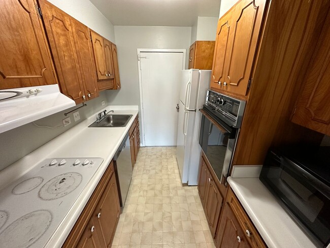 Building Photo - Condo for Rent in Bayshore Condominiums ~ ...