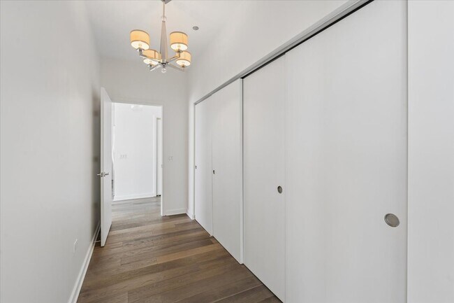 Building Photo - 860 W Blackhawk St