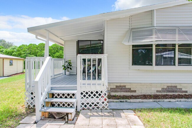Building Photo - Gorgeous fully remodeled 2-Bedroom, 2 Bath...