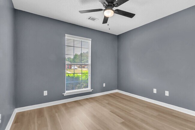 Building Photo - ** 3 Bed 2 Bath located in Cotton Lakes ** Call 334-366-9198 to schedule a self tour